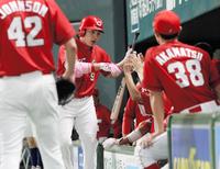 ４回、ソロ本塁打を放ち、バットを手にナインとハイタッチを交わす広島・丸佳浩（中央）＝ヤフオクドーム（撮影・出月俊成）