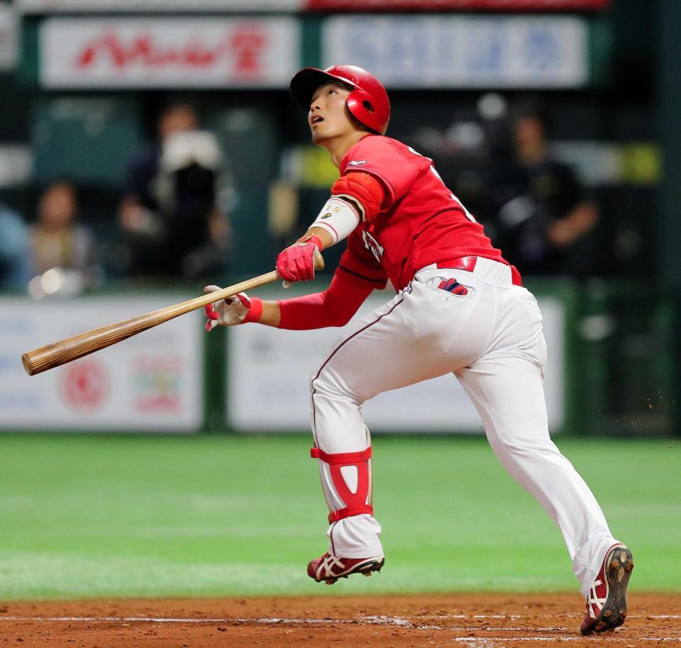 　４回、左越えソロを放つ鈴木誠（撮影・出月俊成）