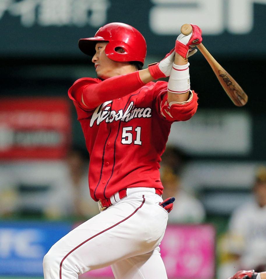 ３回広島２死二、三塁、右前適時打を放つ広島・鈴木誠也＝ヤフオクドーム（撮影・出月俊成）