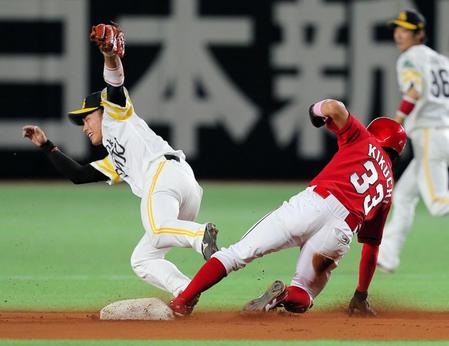 １回広島１死一塁、二盗を決める広島・菊池涼介＝ヤフオクドーム（撮影・出月俊成）