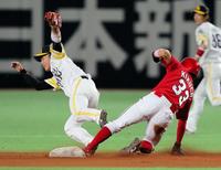 １回広島１死一塁、二盗を決める広島・菊池涼介＝ヤフオクドーム（撮影・出月俊成）