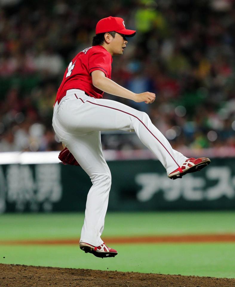 　８回、マウンドで跳ね上がりながら力投する大瀬良