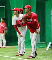 広島・大瀬良大地（左）並んでキャッチボールをする広島・薮田和樹＝マツダスタジアム（撮影・出月俊成）