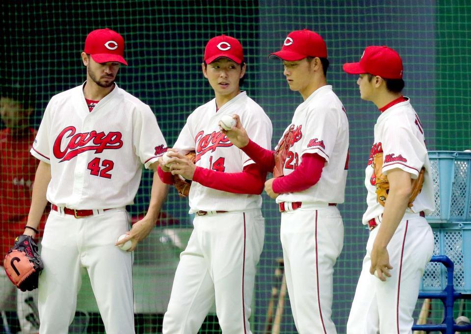 　ボールの握りを見せ、大瀬良（中央左）らと話をする薮田（同右）＝撮影・出月俊成