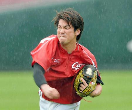 　雨の中、気合の入った表情でキャッチボールをする前田（撮影・出月俊成）