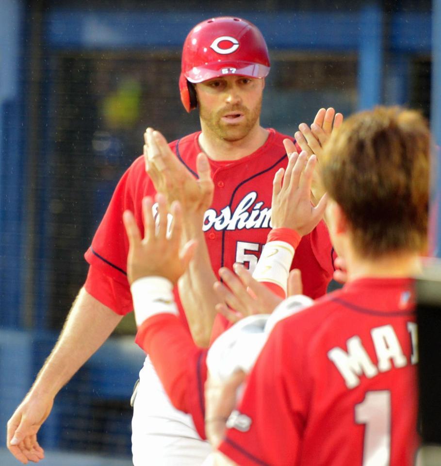 ３回、松山の適時二塁打で生還し、ナインとタッチを交わすシアーホルツ