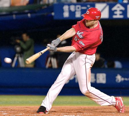 　７回、右前にこの日４安打目となるタイムリーを放つシアーホルツ（撮影・吉澤敬太）