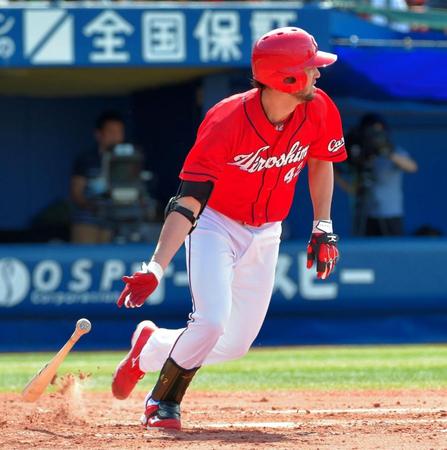 ２回、ジョンソンは左前に同点適時打を放つ＝横浜スタジアム