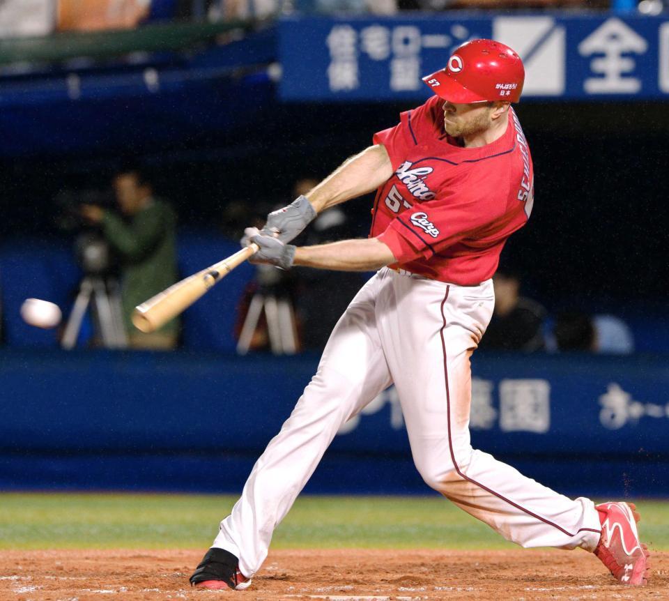 　７回、右前にこの日４安打目となるタイムリーを放つシアーホルツ（撮影・吉澤敬太）