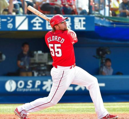 　７回、エルドレッドは右中間に勝ち越し２ランを放つ（撮影・吉澤敬太）