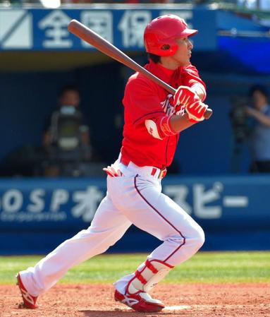 ３回広島１死二、三塁、木村昇吾は右犠飛を放つ＝横浜スタジアム（撮影・吉澤敬太）