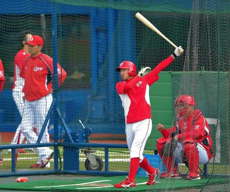 　緒方監督（左奥）の前で、快音を響かせる菊池（撮影・吉澤敬太）