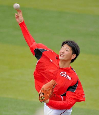 　キャッチボールをする大瀬良（撮影・吉澤敬太）