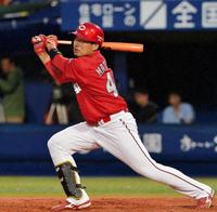 ３回広島１死一、三塁、松山は左越えに適時二塁打を放つ＝横浜スタジアム（撮影・吉澤敬太）