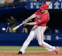 ７回広島１死二塁、シアーホルツは右前にこの日４安打目となる適時打を放つ＝横浜スタジアム（撮影・吉澤敬太）