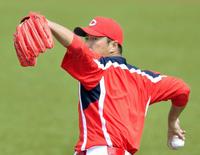 キャッチボールで調整する広島・黒田博樹＝長野オリンピックスタジアム（撮影・西岡正）