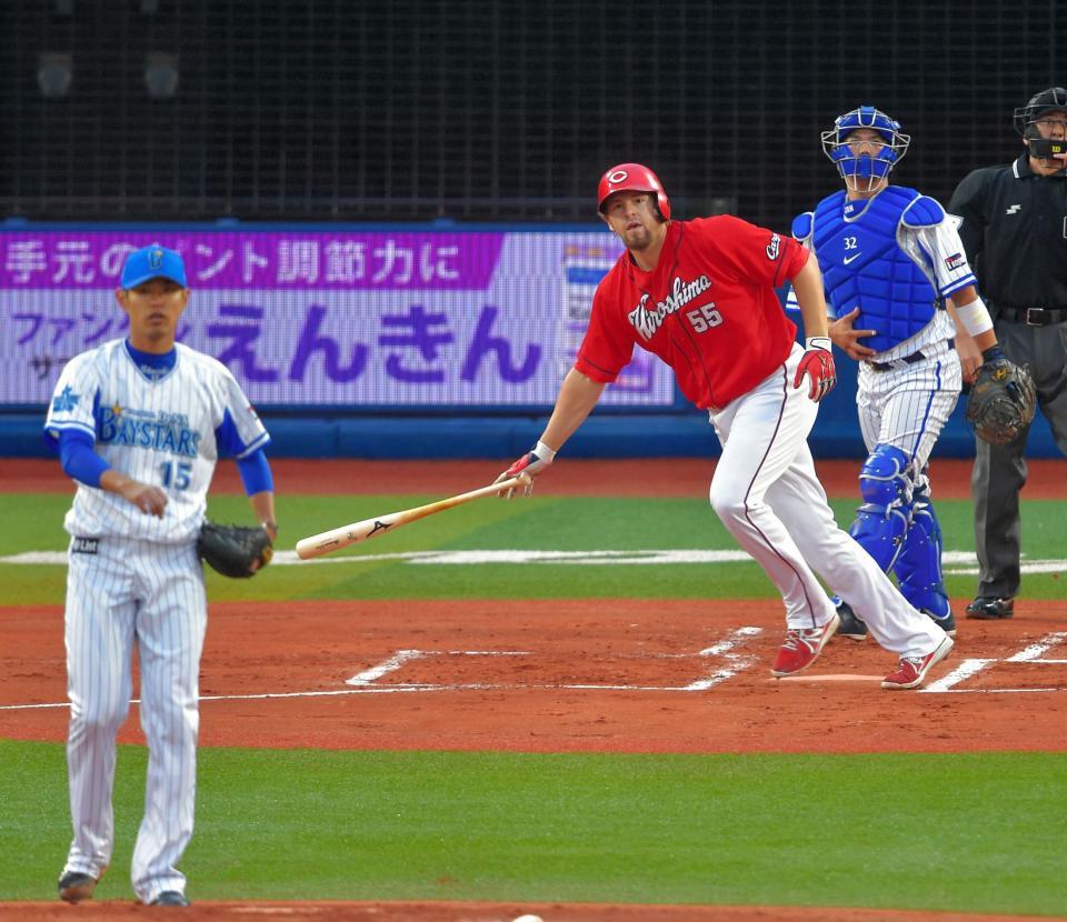 １回広島１死一、三塁、エルドレッドが先制犠飛を放つ。投手井納＝横浜スタジアム（撮影・堀内翔）