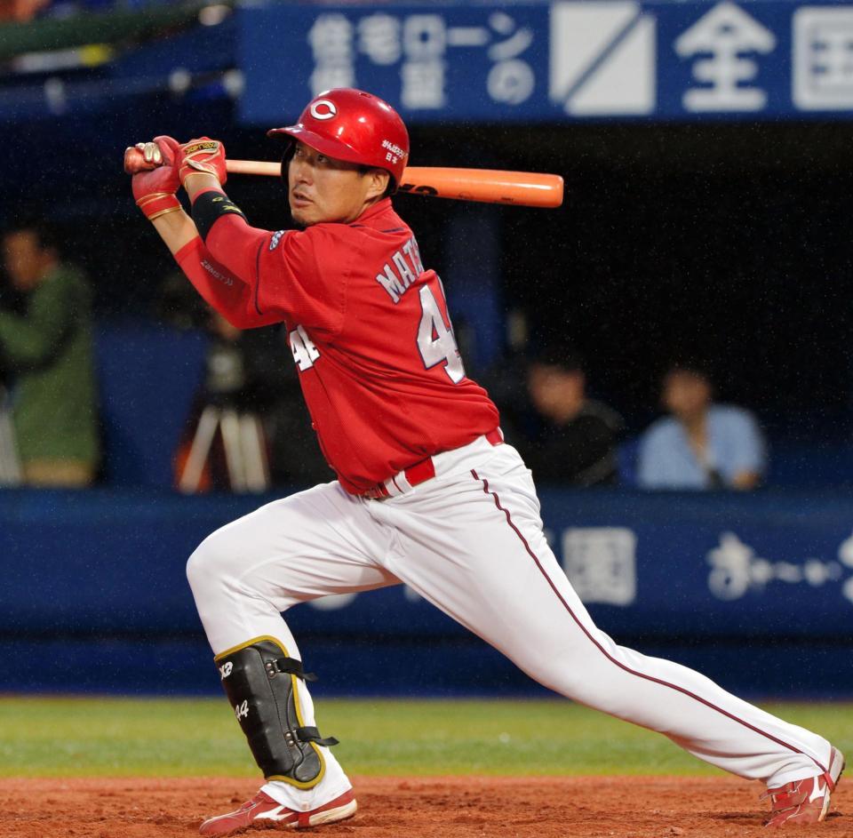 ３回広島１死一、三塁、松山は左越えに適時二塁打を放つ＝横浜スタジアム（撮影・吉澤敬太）