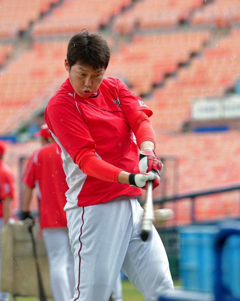 阪神戦に向けて気合が入る新井＝横浜スタジアム（撮影・堀内翔）