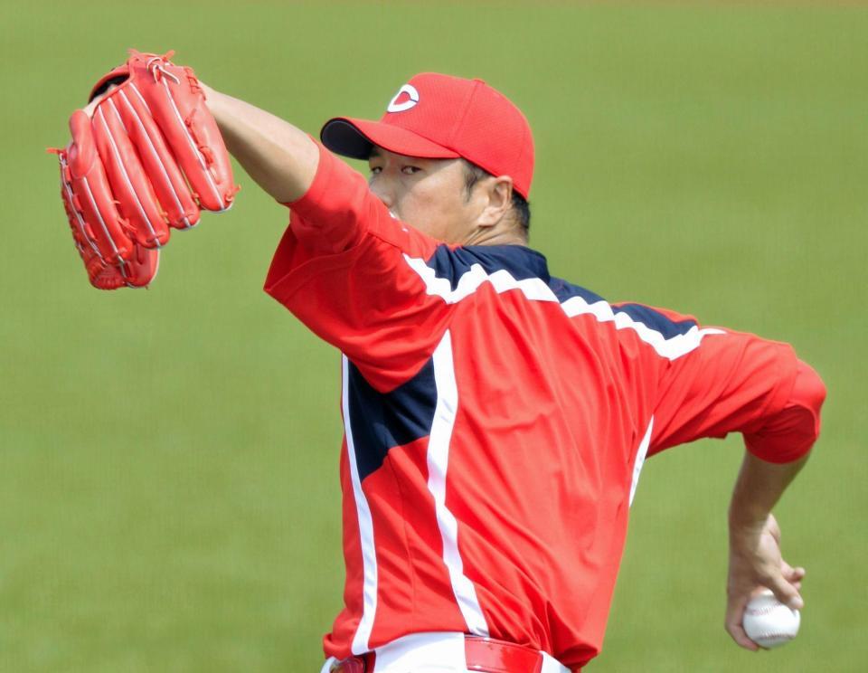 キャッチボールで調整する広島・黒田博樹＝長野オリンピックスタジアム（撮影・西岡正）