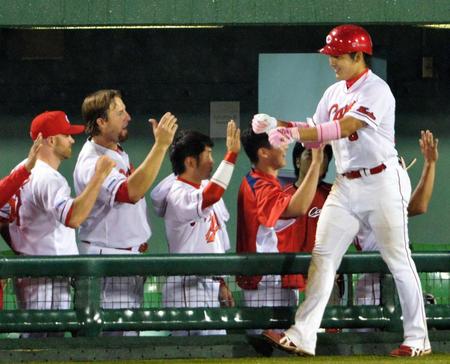 ４回広島１死二塁、丸佳浩（左）は右越えに勝ち越し２ランを放ち、ナインに祝福される＝長野オリンピックスタジアム（撮影・西岡正）