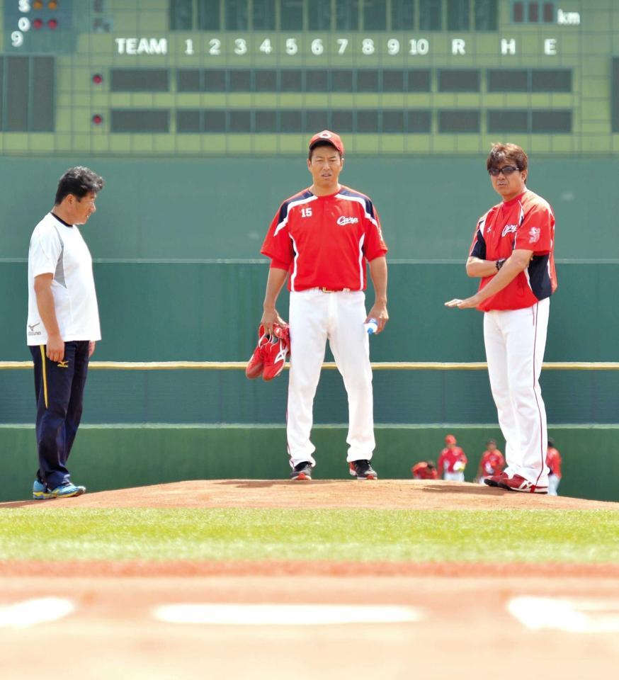 　マウンドの感触を確かめる黒田（中央）＝撮影・西岡正　