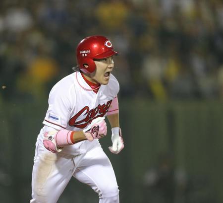 　９回、同点となる適時二塁打を放ち、ガッツポーズをしながら一塁へ走る丸