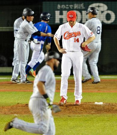 　８回、ゴメス（手前）に３ランを浴び、下を向く大瀬良（撮影・西岡正）