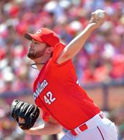 力投する広島のジョンソン＝横浜スタジアム（撮影・吉澤敬太）