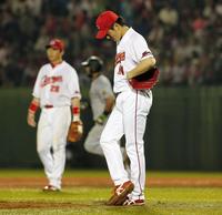 ８回、ゴメスに３ランを浴び下を向く大瀬良（撮影・棚橋慶太）