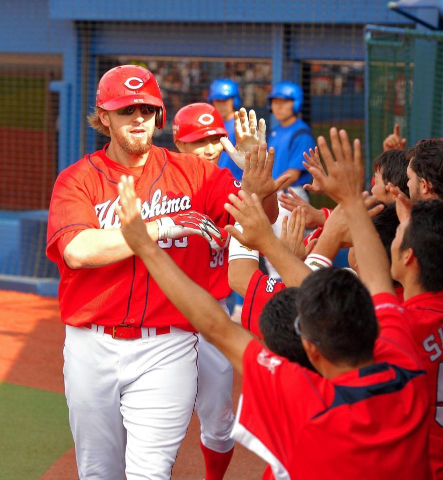 ７回、勝ち越し２ランを放ち迎えられるエルドレッド＝横浜スタジアム（撮影・堀内翔）