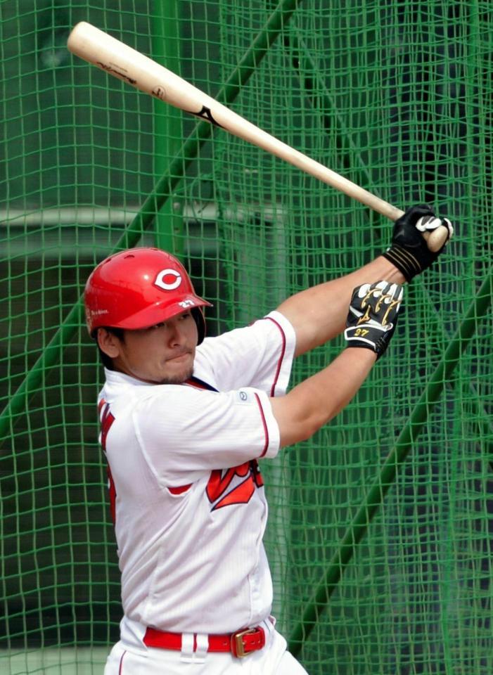 打撃練習で快音を響かせる会沢