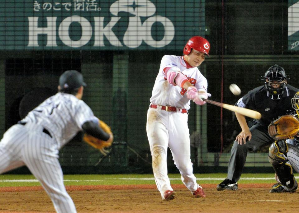 ４回、右越えに勝ち越し２ランを放つ丸（投手・岩田）＝撮影・西岡正