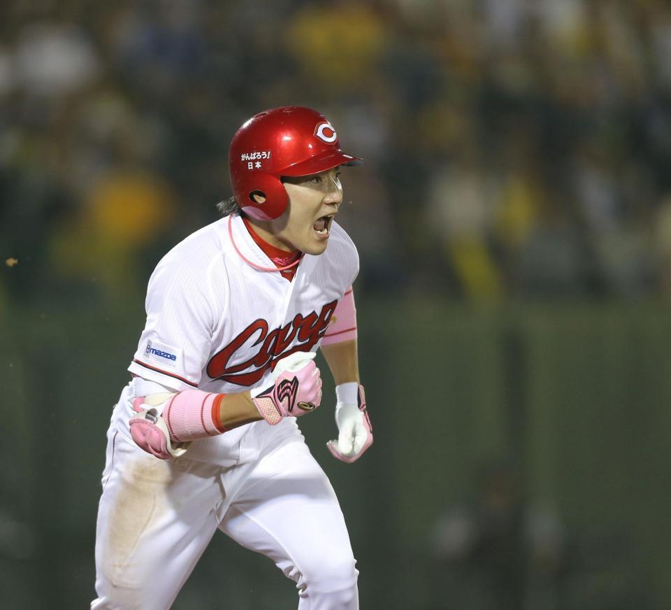 　９回、同点となる適時二塁打を放ち、ガッツポーズをしながら一塁へ走る丸