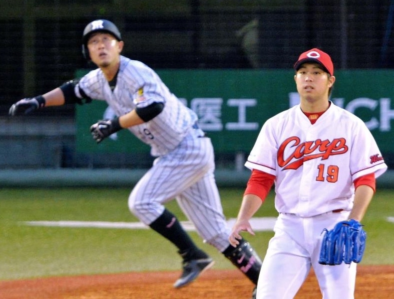 ４回、今成（左）にタイムリー二塁打を浴びる野村（撮影・西岡正）