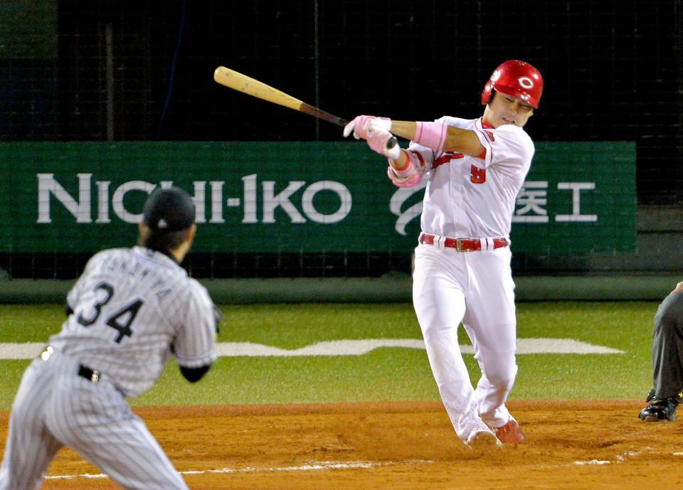 ８回広島、右前へタイムリーを放つ丸（撮影・西岡正）