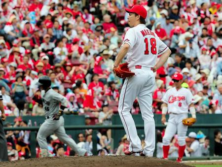 ２回、中日・杉山翔大（左）に３ランを浴び、舌を出す広島・前田健太＝マツダスタジアム（撮影・出月俊成）