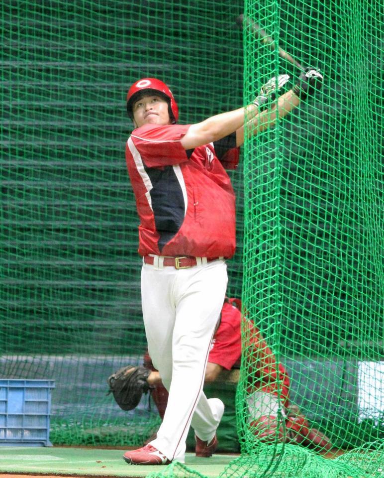 　フリー打撃で快音を響かせる広島・会沢（撮影・北村雅宏）