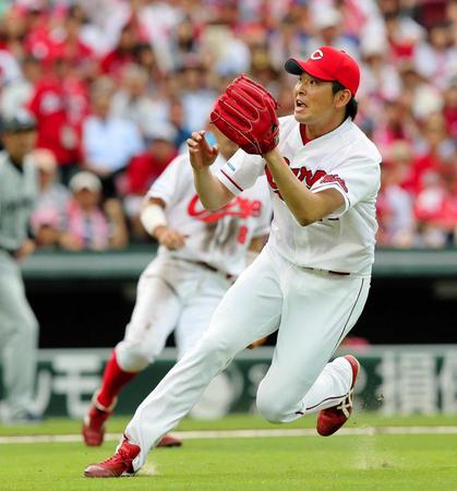 　８回、藤井の犠打にダッシュする大瀬良（撮影・出月俊成）