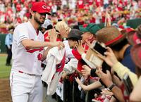 今季７勝目をあげ、ファンと笑顔でハイタッチを交わす広島・ジョンソン（左）＝マツダスタジアム（撮影・出月俊成）