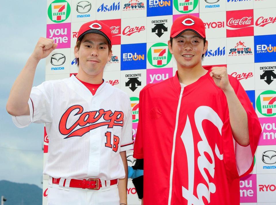 　お立ち台で前田（左）と並んでガッツポーズを見せる大瀬良