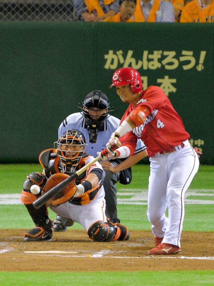 ６回、右前へタイムリーを放つ代打・小窪（撮影・堀内翔）