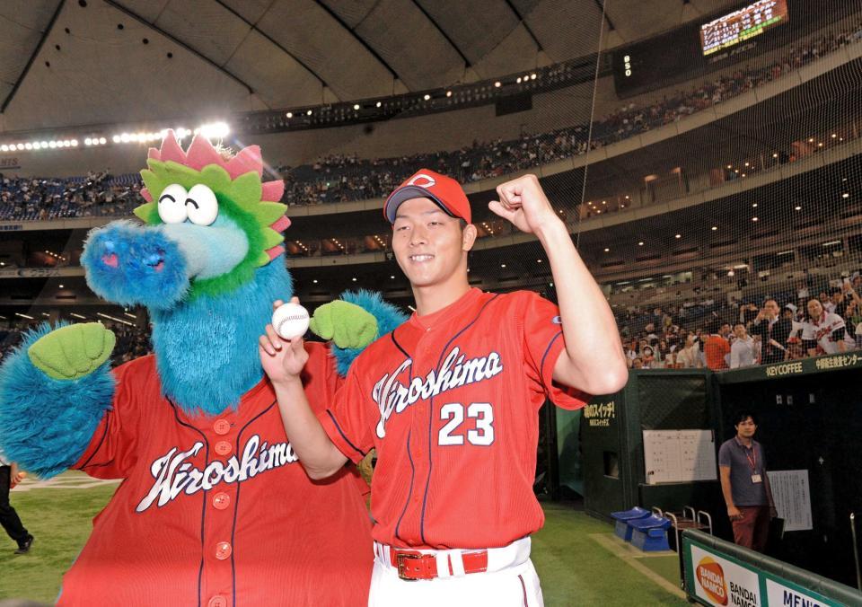 　ウイニングポールを手にガッツポーズを決める薮田（撮影・開出牧）