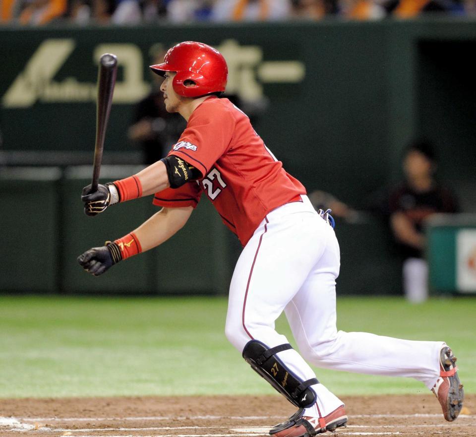 　６回、勝ち越しタイムリーを放つ会沢（撮影・開出牧）