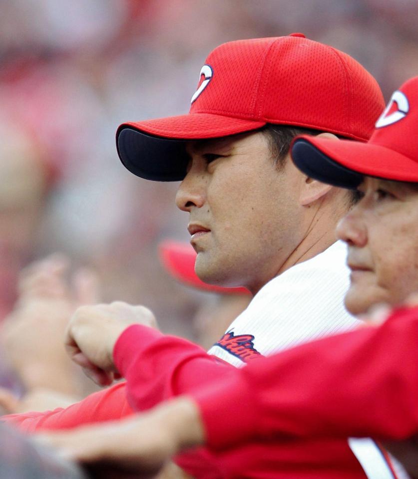 戦況を見守る広島・緒方孝市監督＝マツダスタジアム（撮影・北村雅宏）