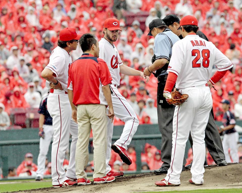 １回、マウンドの状態を球審にアピールするジョンソン（中央）＝撮影・北村雅宏