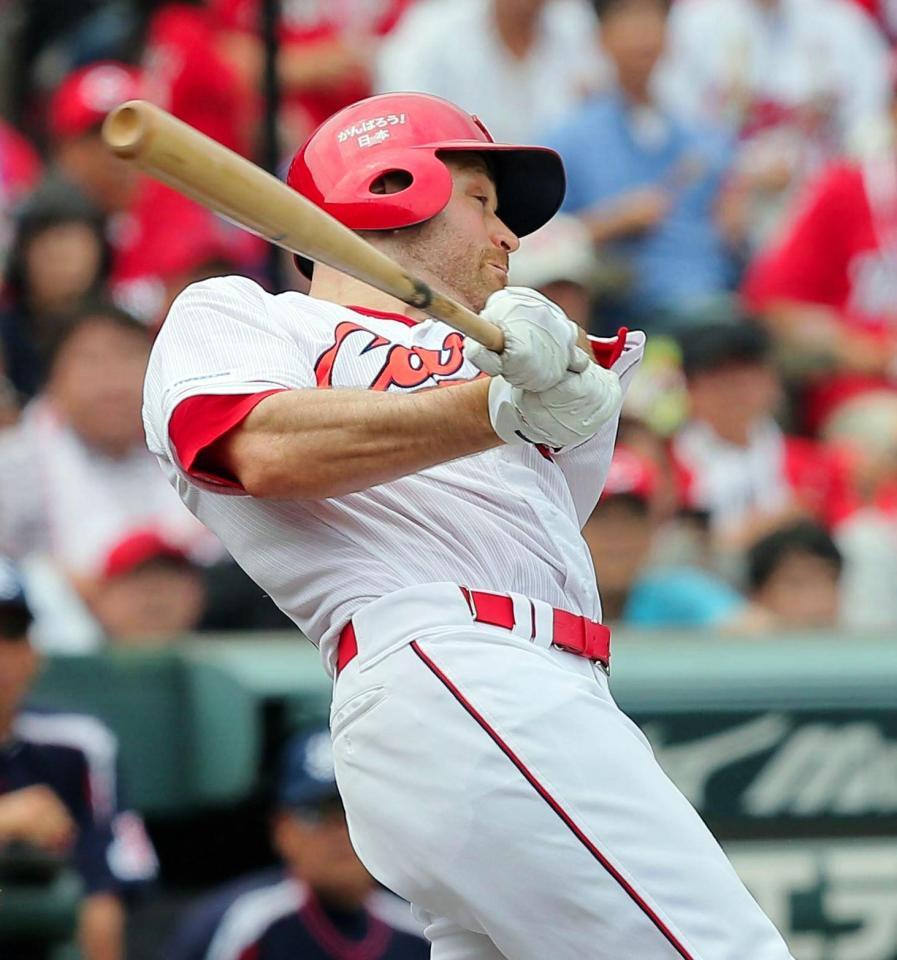 ３回広島２死一、三塁、左前に先制の適時二塁打を放つ広島　ネイト・シアーホルツ＝マツダスタジアム（撮影・出月俊成）