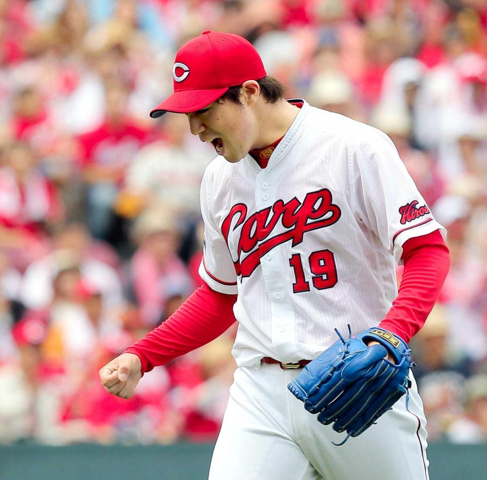 　１回、ピンチを併殺で切り抜け、ガッツポーズの野村（撮影・出月俊成）