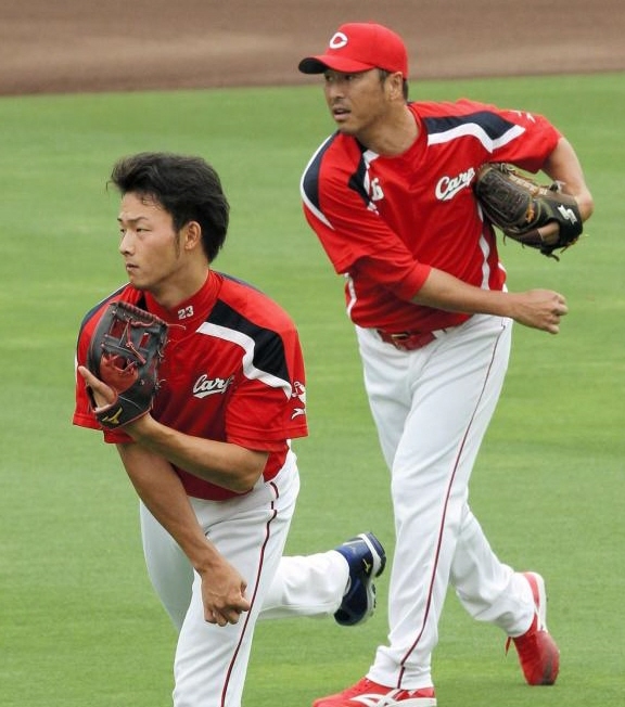 並んでキャッチボールをする広島・薮田和樹（左）と広島・黒田博樹＝マツダスタジアム（撮影・出月俊成）