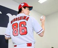 　ピースナイターで着用する背番号「８６」のユニホームを披露する前田（撮影・出月俊成）